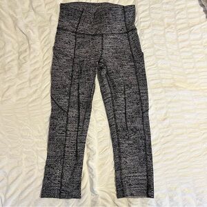 Lululemon black white speckled patterned cropped leggings size 4